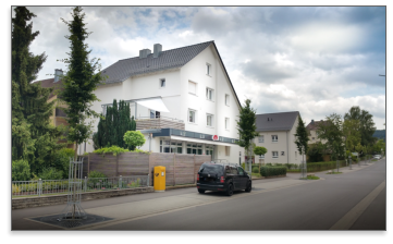 Blick von unten die Milchlingsstraße hochfahrend